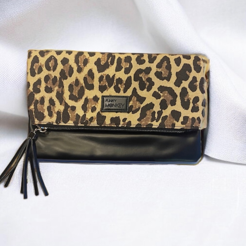 Gorgeous Clutch With Versatility Leopard Print Baggu
